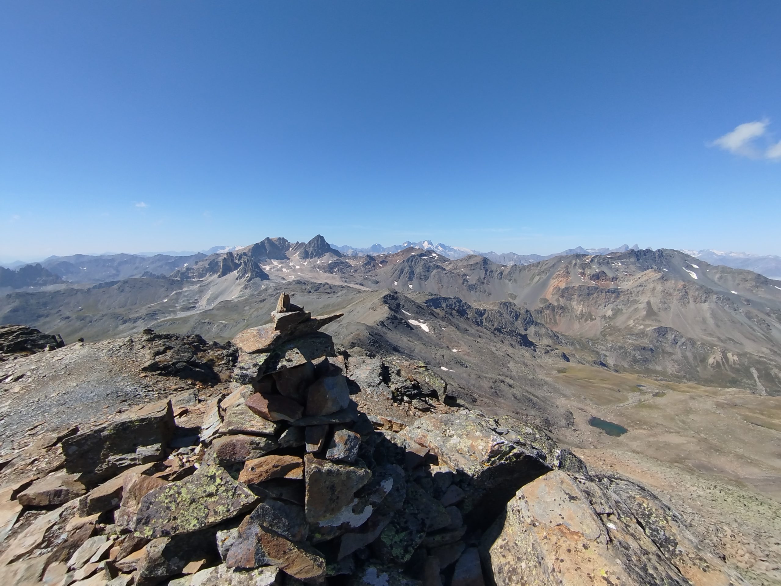 Cairn sur un parcours de randonnée trek dans les Cerces
